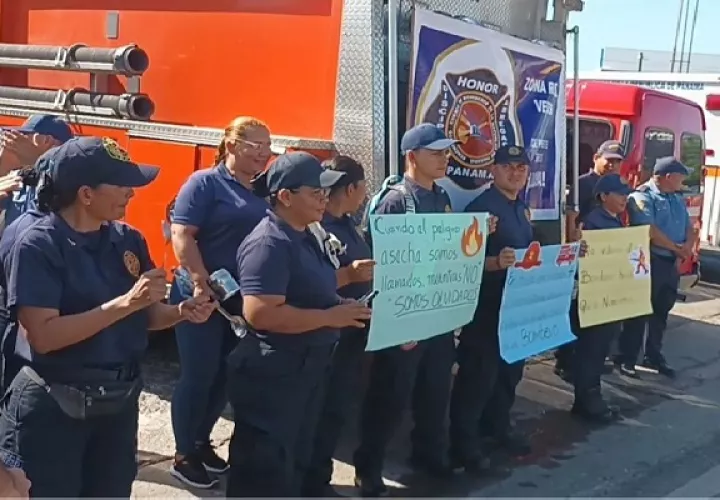 La protesta se inició en las instalaciones de la sede del cuartel en la ciudad de Santiago. Foto. Melquíades Vásquez