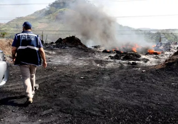 Se divisaba una salida de humo negro en el vertedero. Foto: Cortesía Defensoría