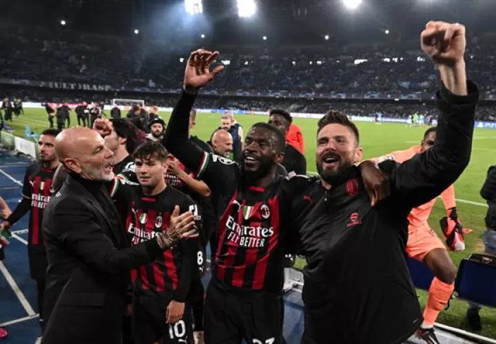 Jugadores y técnico del AC Milan festeja su clasificación a semifinales. Foto: EFE