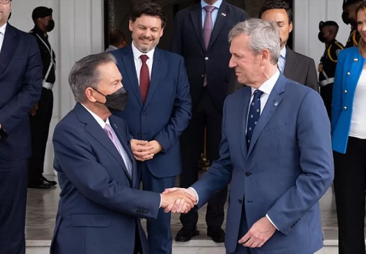 Alfonso Ruedas junto con el presidente Laurentino Cortizo. DAVID CABEZÓN / XUNTA DE GALICIA.