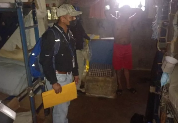 El operativo se mantiene con el apoyo de la seguridad del centro penal. Foto: Mayra Madrid
