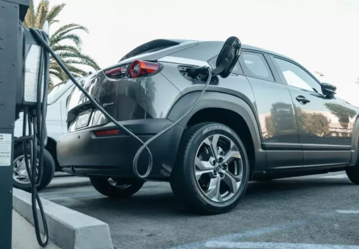 Contar con cargadores rápidos disponibles es fundamental para que más personas se sumen a la movilidad eléctrica. Pexels