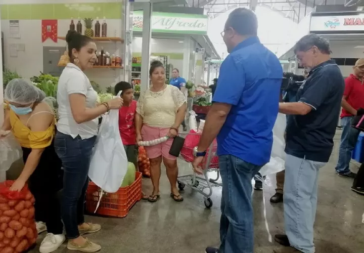 Es necesario que los manipuladores cuenten con los documentos exigidos para la venta de alimentos para el consumo humano. Foto. Thays Domínguez