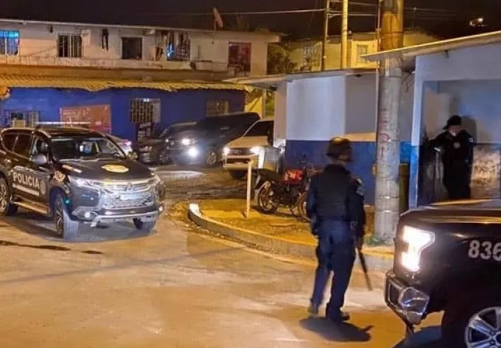 La Policía Nacional llegó al lugar en estos dos multifamiliares, luego de la intensa balacera. Foto: Diomedes Sánchez S.