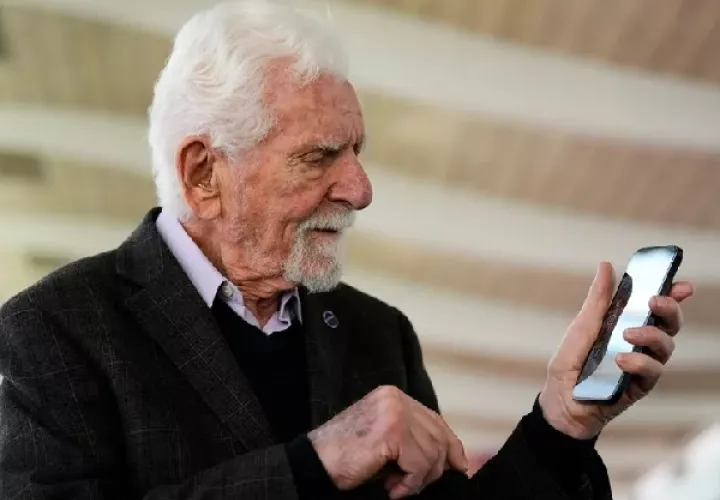 El inventor del celular, Martin Cooper, tiene 94 años, en la actualidad. Foto: EFE