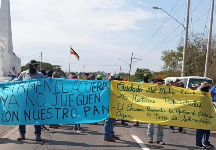  Los trabajadores mineros se manifestaron en el puente sobre el río La Villa. Foto: Thays Domínguez
