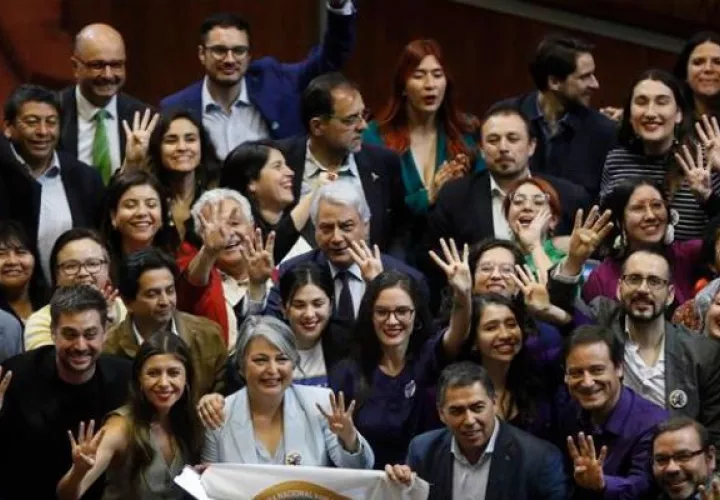 Ministros y diputados celebran después de la votación del proyecto de 40 horas laborales, en el Congreso Nacional, Valparaíso (Chile). Foto: EFE
