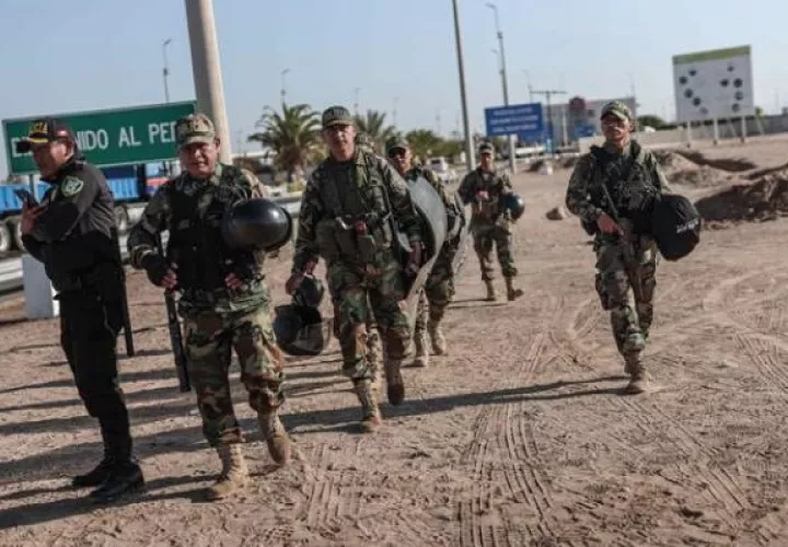 Policías caminan en el paso fronterizo de control entre Santa Rosa (Perú) y Chacalluta (Chile). Foto: EFE