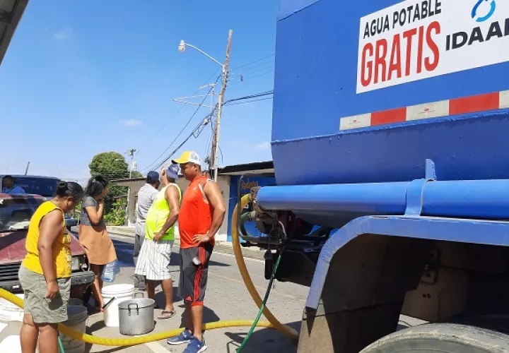 Asisten a la población con agua potable utilizando carros cisternas. Foto. Thays Dompinguez