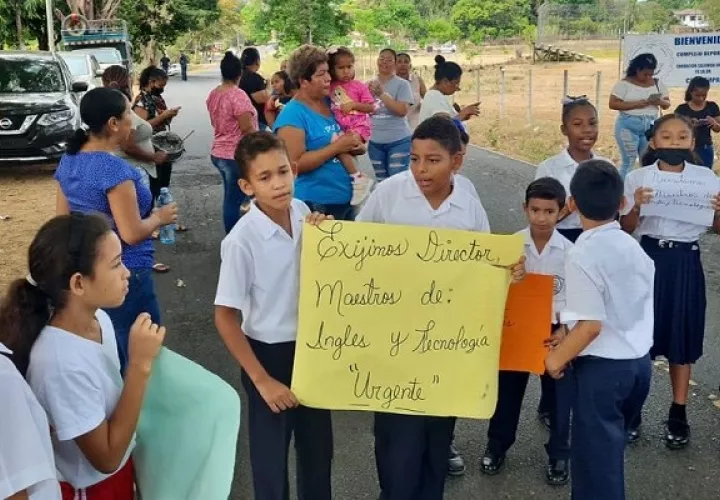  "Exigimos director, maestro de inglés, y tecnología”, exponían en las pancartas. Foto: Thays Domínguez