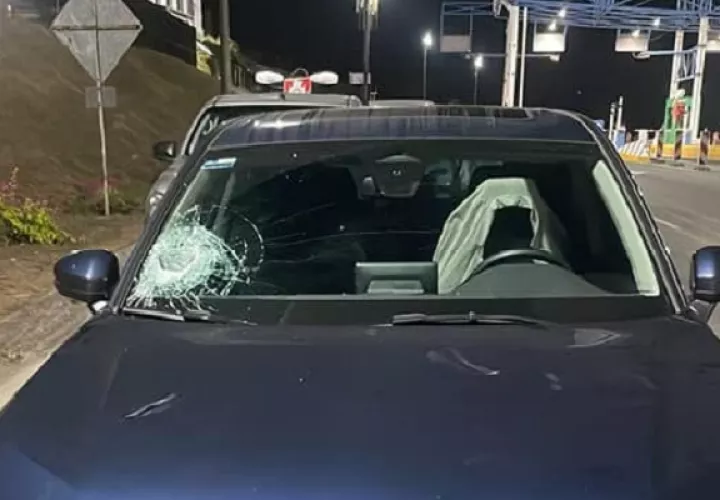 Los dueños de los autos afectados le solicitan a la administración de autopistas el pago de los daños. Foto. Cortesía 