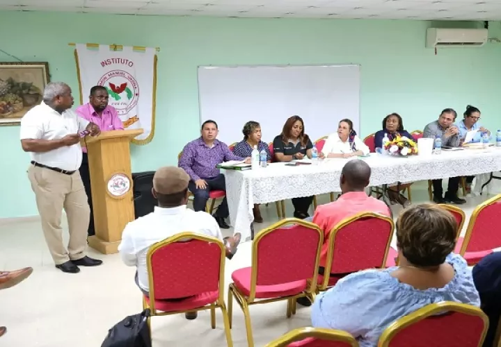 La ministra de Educación también se reunió con los padres de familia del  Instituto Simón Manuel Urbina. Foto. Cortesía