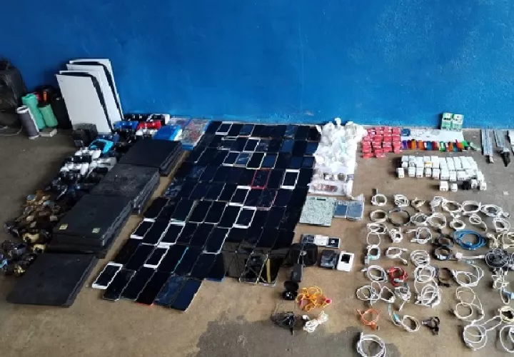Encontraron tres routers, 25 relojes, 35 cabezotes para cargadores, 44 cables de USB, cuatro audífonos, 17 encendedores, tres baterías de celulares, 25 chips de celulares. Foto. Proteger y Servir