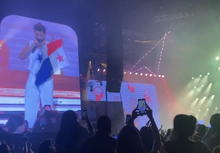 Camilo portó la bandera panameña al finalizar el concierto. 