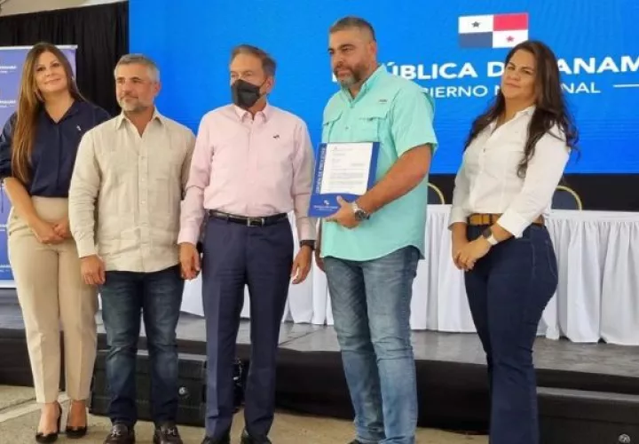El presidente Laurentino Cortizo entregó la orden de proceder para construir la vía Summit-Gamboa. Foto: Cortesía Presidencia