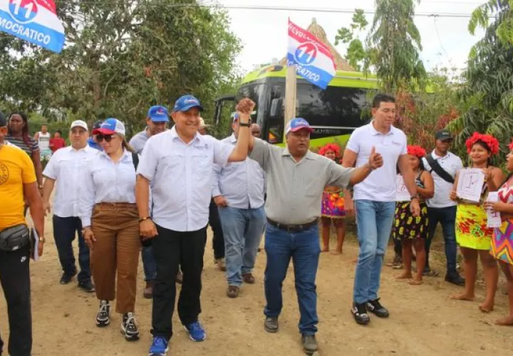 El diputado Crispiano Adames recorre la comunidad de Ipetí- Emberá. Foto: Cortesía 