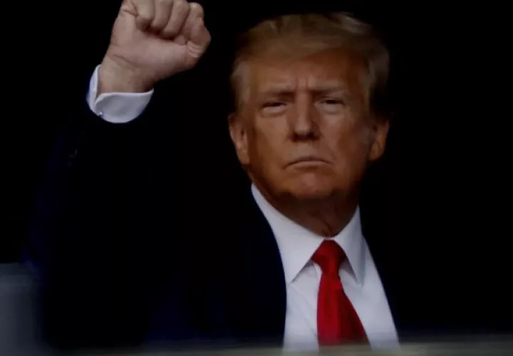 Manifestantes muestran mensajes en contra del expresidente estadounidense Donald Trump en inmediaciones de los tribunales de Nueva York. Foto: EFE