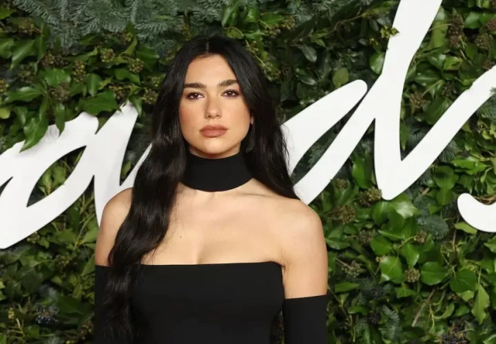 Dua Lipa interpreta a una sirena. Foto: EFE / EPA  / Vickie Flores / Archivo