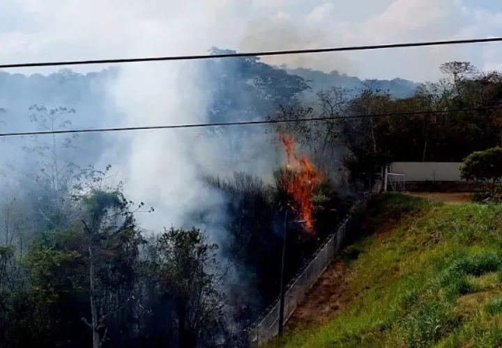 La empresa ETESA ha recibido reportes de estas quemas en áreas muy cercanas a las líneas de transmisión eléctrica. Foto: Cortesía