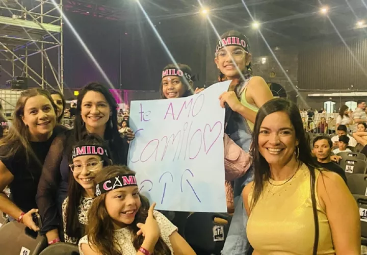 Los fanáticos llevaron pancartas con mensajes para Camilo. 