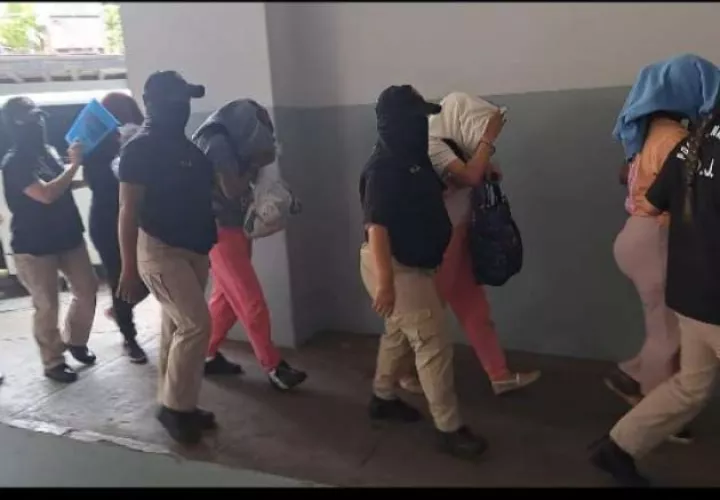 Los 11 investigados llegaron con sus rostros cubiertos a la sala del Sistema Penal Acusatorio.