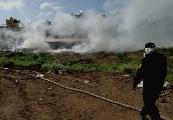 Los bomberos emitieron algunas recomendaciones a la comunidad afectada por la gran cantidad de humo. Foto: Cortesía