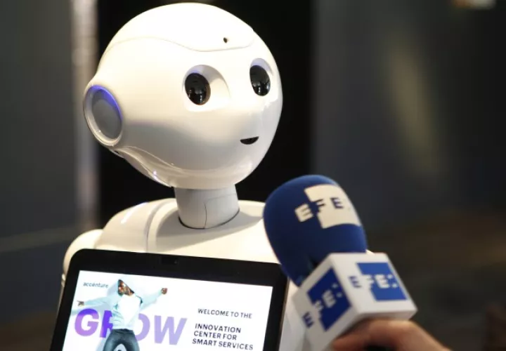 Robot en el Festival Digital de Bruselas que reúne a numerosos expertos que analizan las ventajas de la inteligencia artificial. EFE