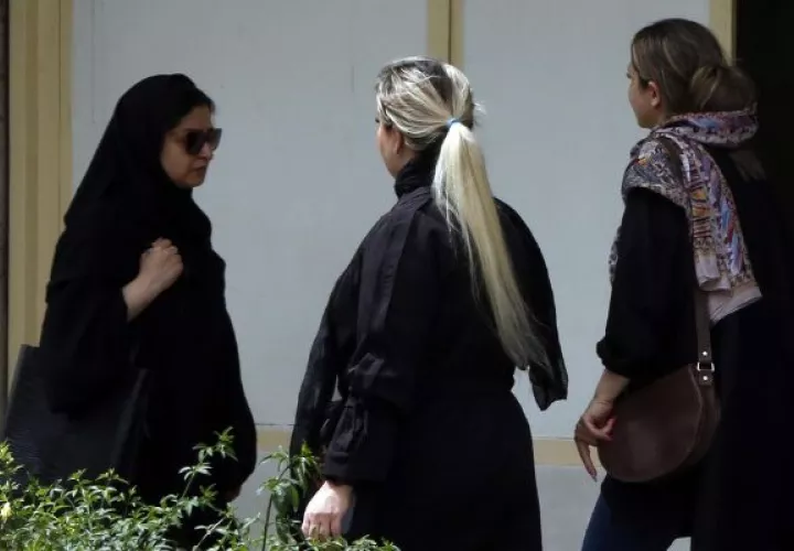 Las autoridades iraníes comenzaron el sábado a aplicar un plan para reimponer el uso del velo. Foto: EFE