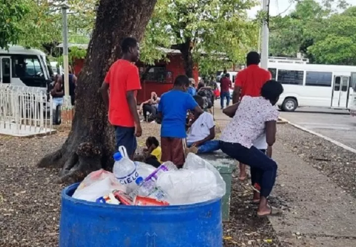 Los migrantes han abarrotado la terminal, quienes hacen sus necesidades por todas partes. Foto: Mayra Madrid