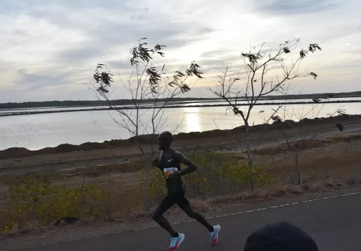 El keniano Kipkemboi Hosea gao en la Clásica Sábado de Gloria en Aguadulce. Foto: Cortesía