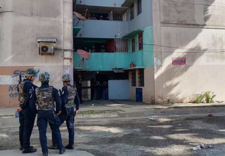 Los operativos se realizaron en los multifamiliares de San Antonio, en el distrito de La Chorrera, provincia de Panamá Oeste, fueron incautadas un arma de fuego y sustancia ilícita. Foto. Eric Montenegro