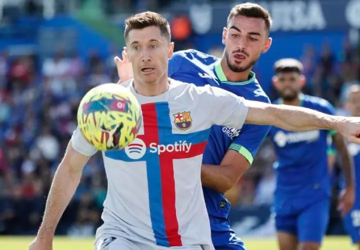 El delantero polaco del Barcelona Robert Lewandowski y el defensa del Getafe Juan Iglesias. EFE