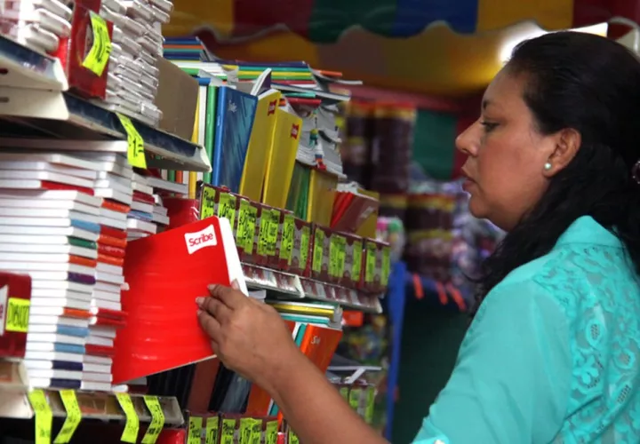 El alto costo de los útiles escolares afecta a miles de padres de familia.
