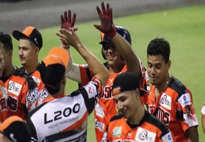 Los Santos ha sido el equipo más regular del actual torneo del béisbol mayor.  Foto: Fedebeis