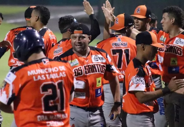 Los Santos vuelve a otra final del béisbol mayor. Foto: Fedebeis
