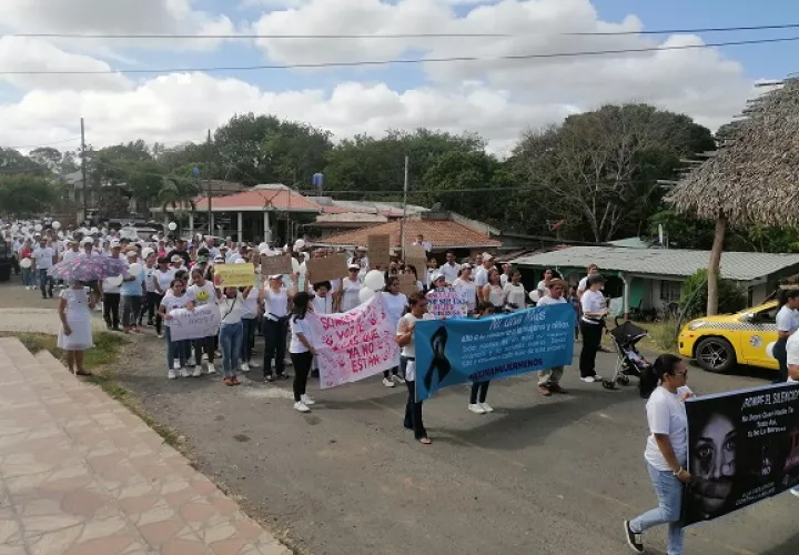 La caminata incluyó a adultos, jóvenes y niños quienes portaban pancartas con mensajes alusivos a poner un alto a la violencia,. Foto. Thays Domínguez