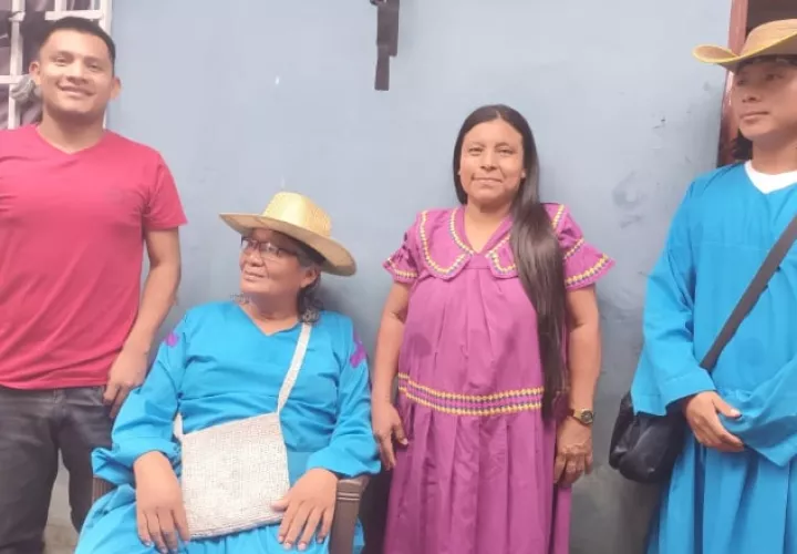 El dirigente Jocho Muaguadabo junto a Cano Burari, de la iglesia Mama Tatda, de la región Ño Kribo durante algunas consultas. Cortesía