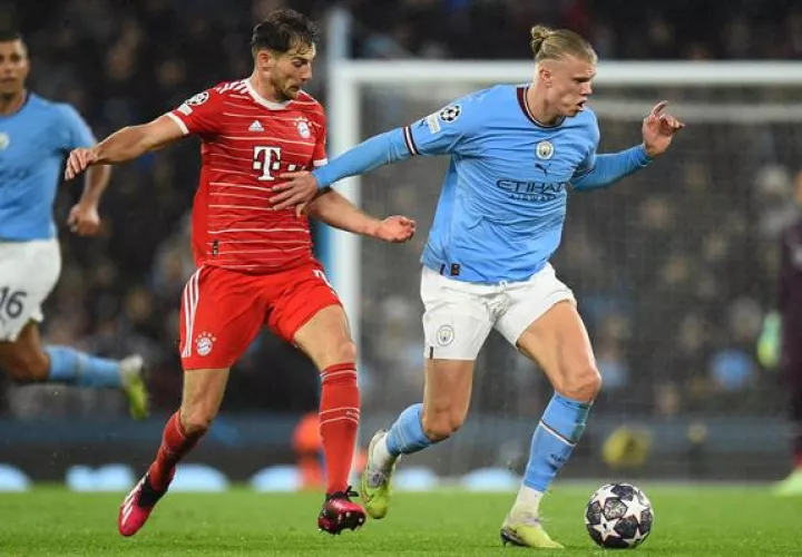 Erling Haaland del Manchester City (Der.) conduce el balón ante la marca de Leon Goretzka del  Bayern Munich. Foto:EFE