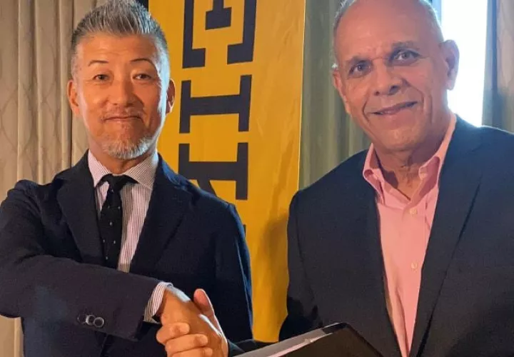 Gregorio "Beby" Miró, del Club Corredores del Istmo, firmó el contrato de patrocinio con Fumio Tanaka. Presidente y Gerente General  de Seiko Panamá. Aurelio Martínez