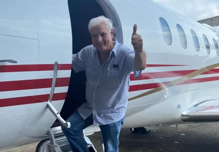 Ricardo Martinelli antes de abordar su avión, este sábado. Foto: Cortesía RM
