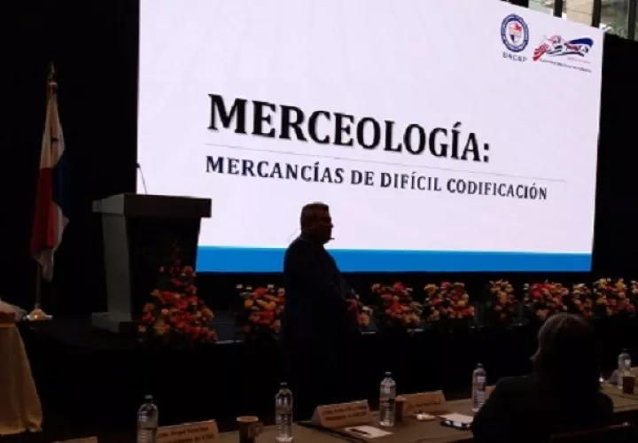 El costarricense Rodolfo Arce Portuguez disertó sobre "Merceología". Foto: Cortesía.