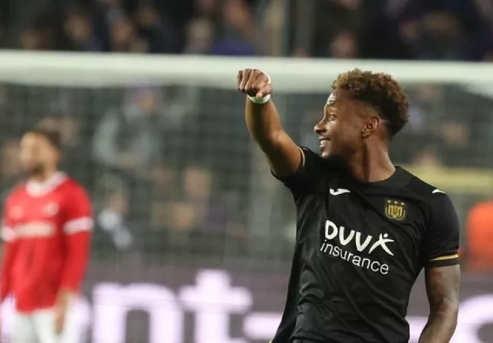 El panameño Michael Amir Murillo del Anderlecht festeja su gol ante el AZ Alkmaar en la Liga de Conferencia de Europa. Foto: EFE