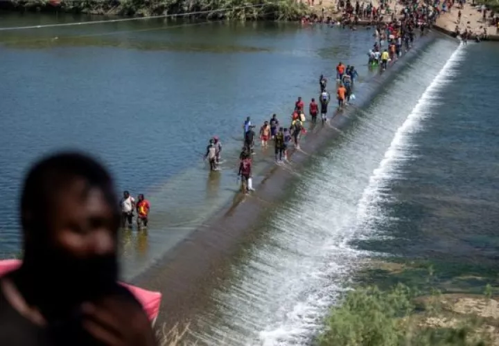 Migrantes de Haití esperan en el río Bravo para cruzar hacia Estados Unidos: Foto: EFE