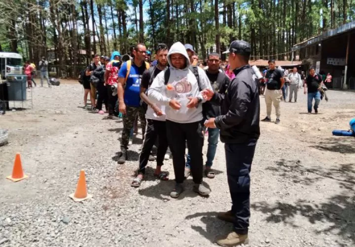 Migrantes hacen fila para luego ser trasladados desde Gualca a la Frontera con Costa Rica. Cortesía 