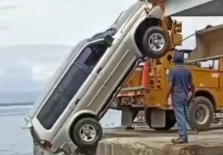 El auto tuvo que ser extraido del agua por medio de una retroexcavadora. Foto: Mayra Madrid,