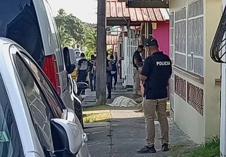 El cuerpo de "Popi" quedó tirado en una de las veredas. Foto: Diomedes Sánchez