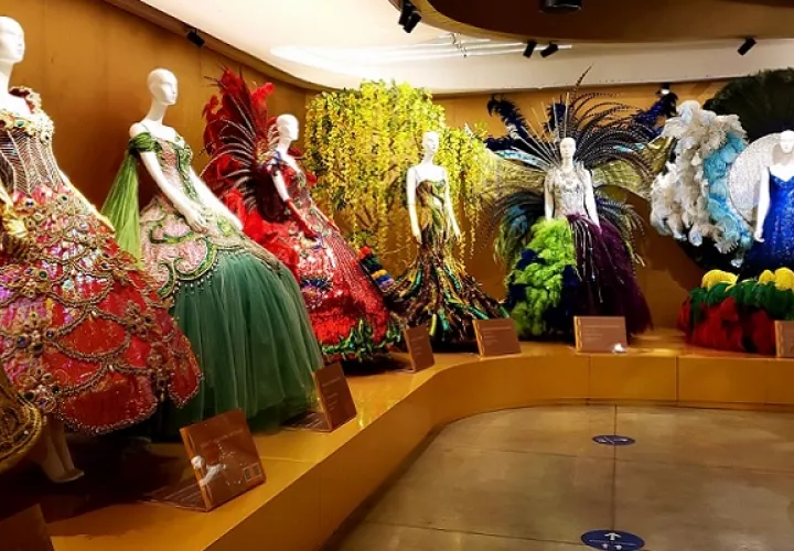 Una de las salas del Museo de Barranquilla exhibe los vestuarios de las reinas que ha tenido este Carnaval. Foto: Fanny Arias