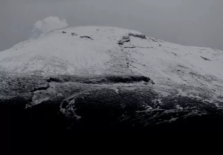 El Nevado del Ruiz hizo erupción en 1985, sepultando al pueblo de Armero. Foto: EFE