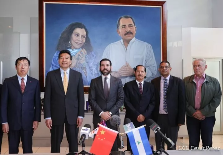 Foto oficial del momento en que se firmó el acuerdo. Radio La Primerisa.