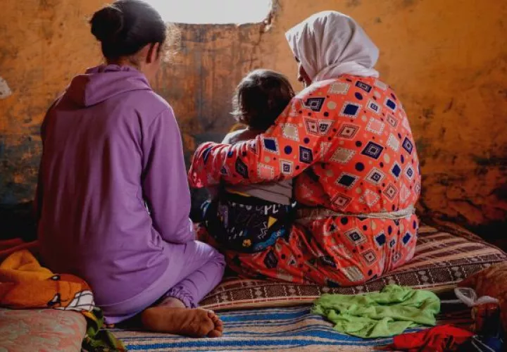 S. dio a luz hace un año a un niño, al que cuidan sus padres y su abuela en una región al este de Rabat. Foto: EFE